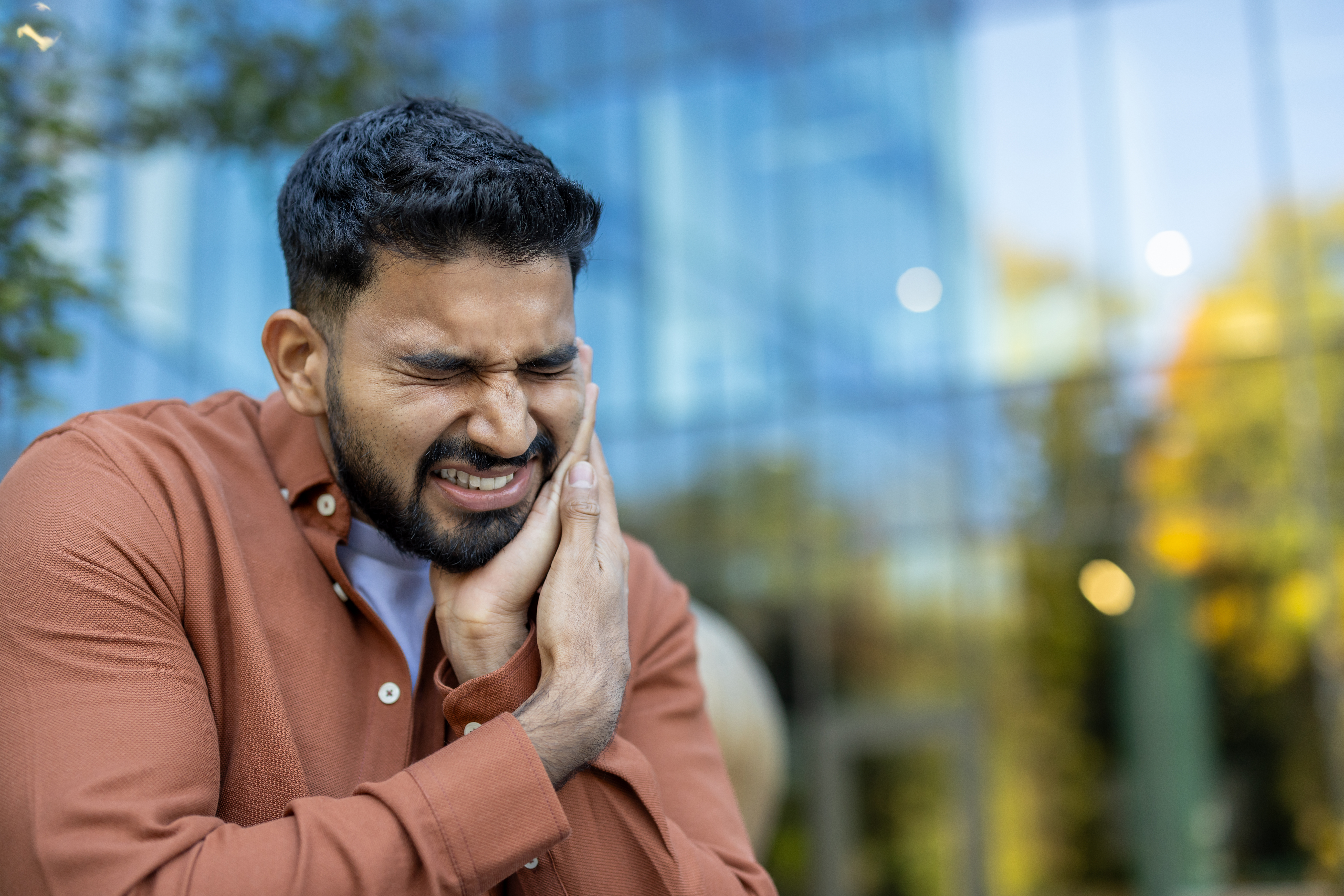 A man with throbbing tooth pain that comes and goes